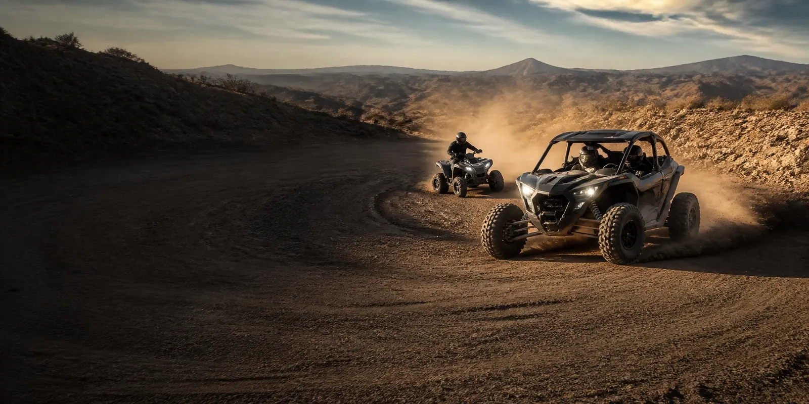 Quads recorriendo una pista de tierra