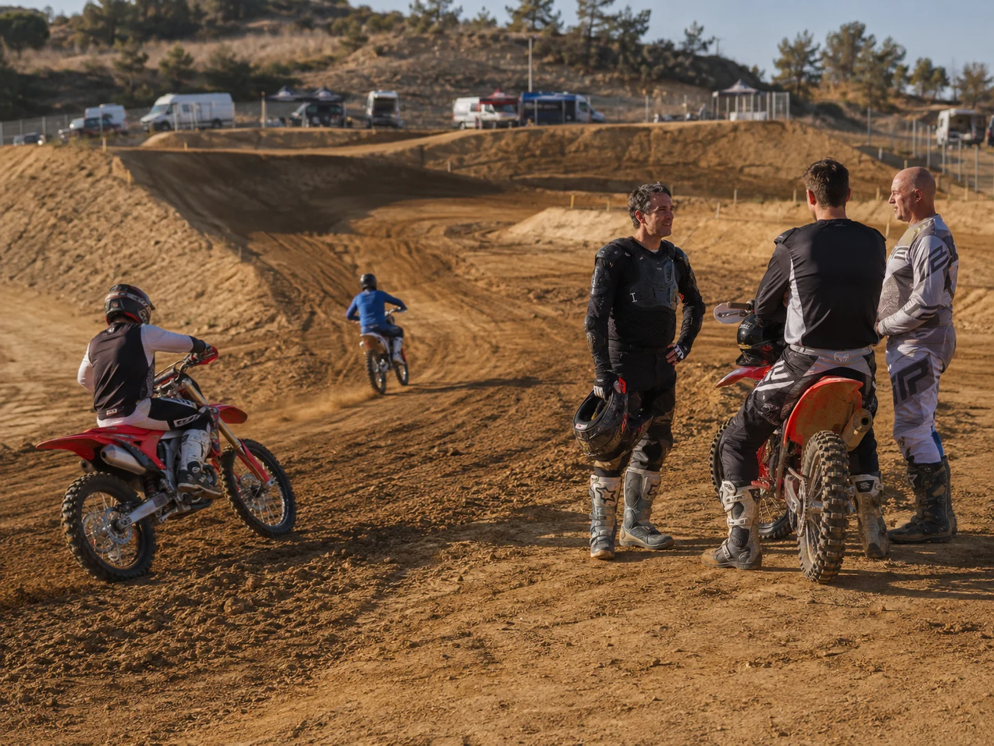 Riders entrenando Motocross en circuito